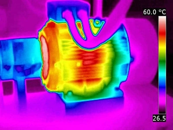 Imagem termografica de um motor eletrico em funcionamento Imagem termográfica de um motor elétrico em funcionamento