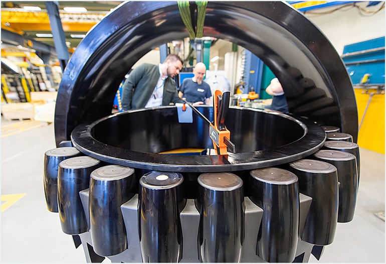 o sensor de rolamento da skf consiste em um rolo oco com sensores de medicao bem como componentes eletronicos associados e uma bateria sensor de rolamento da SKF