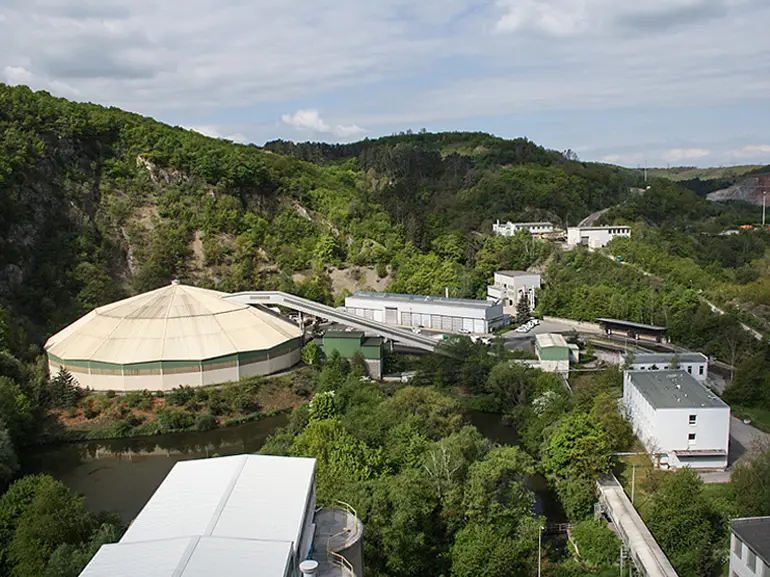a fabrica de cimento radotin esta localizada nos arredores da capital tcheca praga a-fabrica-de-cimento-radotin-esta-localizada-nos-arredores-da-capital-tcheca-praga