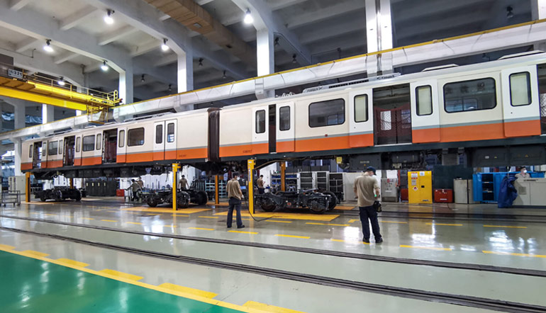 durante-a-manutencao-do-trem-do-metro-as-bogias-sao-desmontadas
