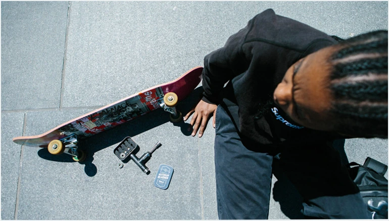a skf lancou uma nova linha de rolamentos de skate A SKF lançou uma nova linha de rolamentos de skate de alta qualidade e baixo atrito. Beatrice Domond é uma usuária aplicada.