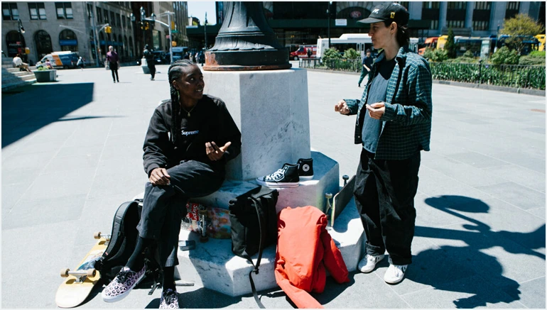 como skatista de rua beatrice domond usa obstaculos urbanos Como skatista de rua, Beatrice Domond usa obstáculos urbanos, como escadas, trilhos e saliências para realizar manobras.